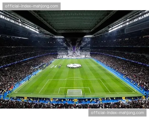 伯纳乌球场屋顶最后一块顶棚安装完毕，预计今夏全面启用