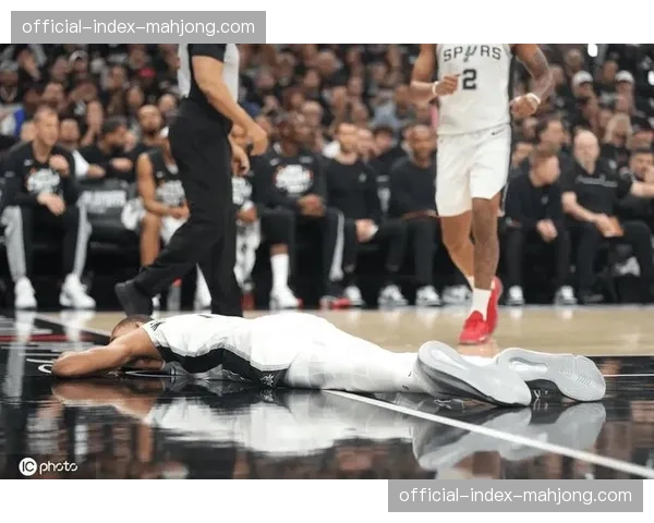 文班亚马遭霍乐迪犯规脸部着地脑震荡退赛，预计至少缺阵一周